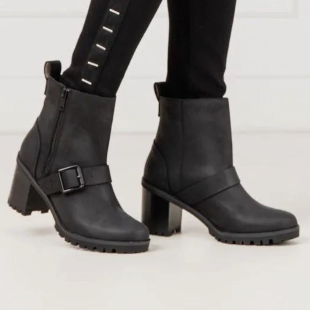 UGG Australia Womens ‘Fern’ Leather Moto Boot Size 8 in Black